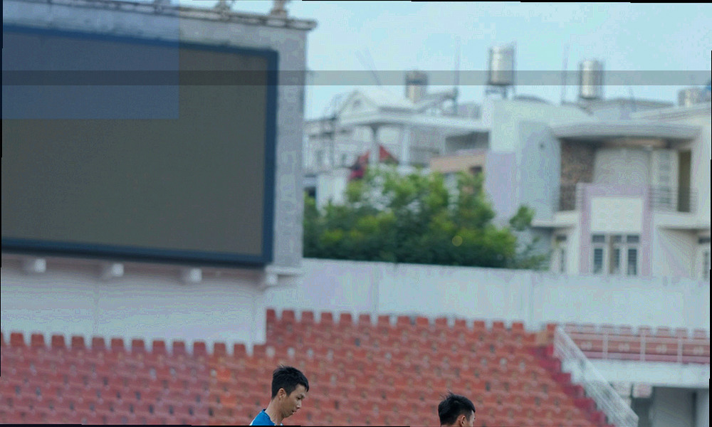 多屏设备与数据流交织的抽象线条，象征线上协作